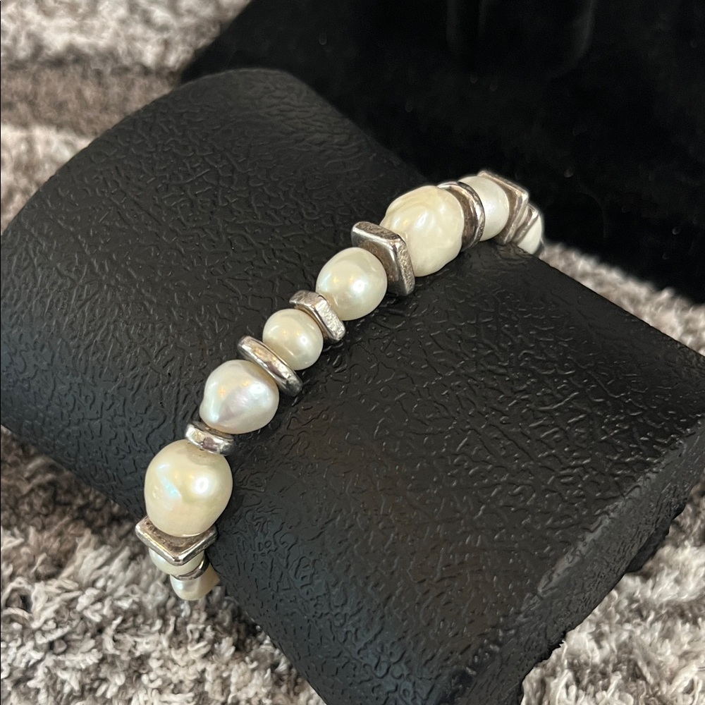 Elegant Pearl and Silver Bracelet - Picture 2 of 6